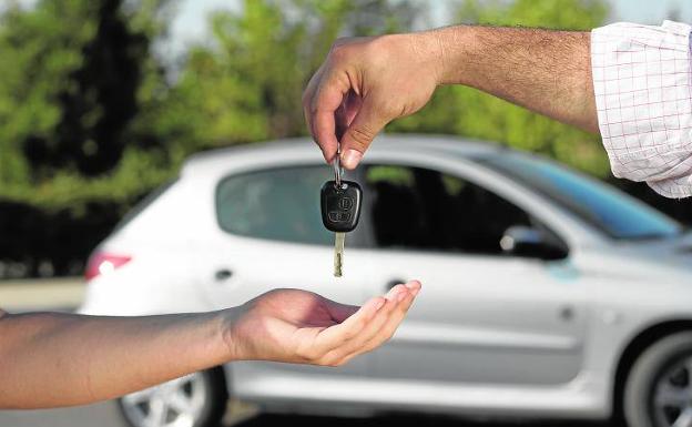 Por qué se ha disparado el precio de alquilar coche este verano