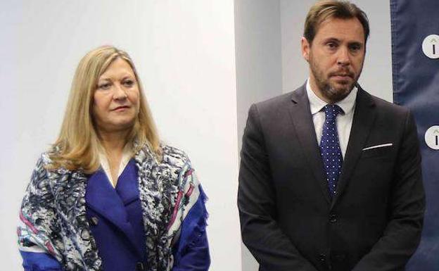 El PP pide a Óscar Puente que aclare de quién es el coche de alta gama que conduce en vacaciones