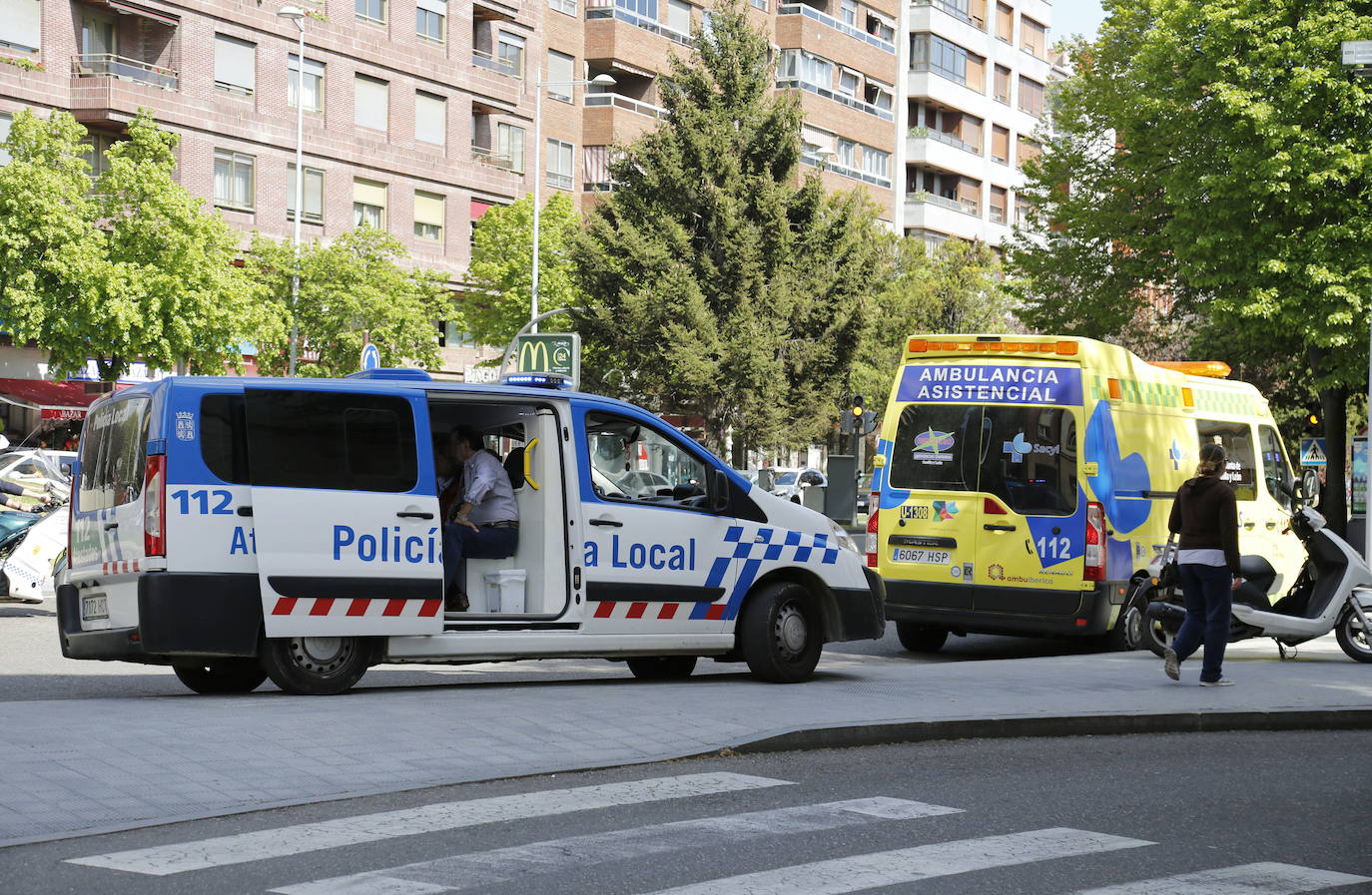 Accidente entre un coche y un patinete eléctrico en la calle Mayor Antigua de Palencia