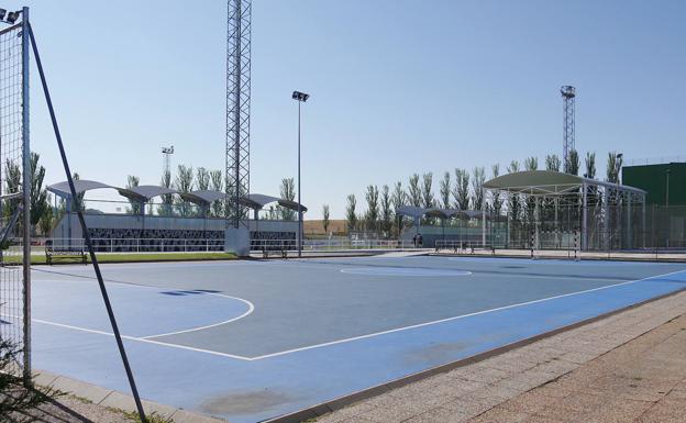 El Ayuntamiento de Carbajosa iniciará las obras de cerramiento de la pista multideporte del Complejo exterior