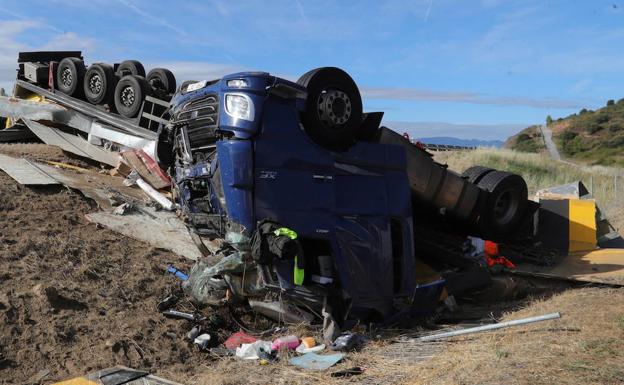 Herido grave un camionero al volcar su vehículo a la altura de Bembibre