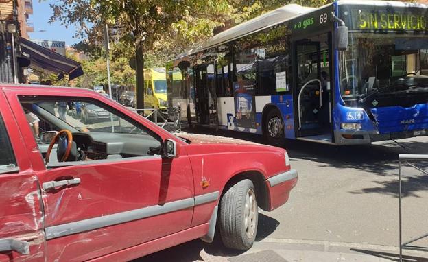 Atendida una mujer tras el choque entre un autobús urbano y un turismo