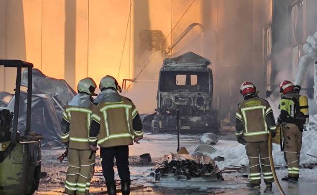 El fuego devora una empresa de palés con más de treinta años de antigüedad en Valladolid