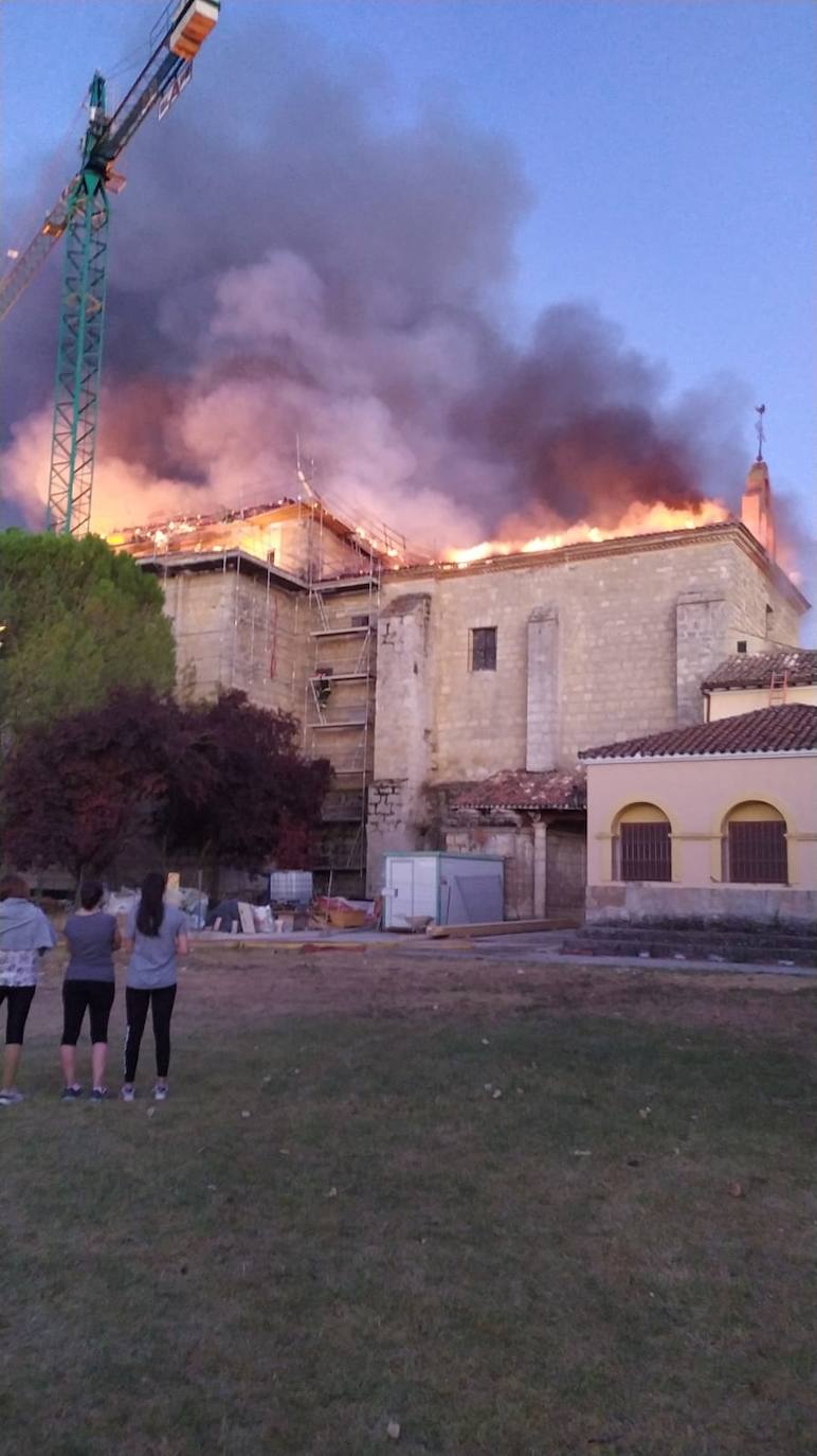 El fuego devora el tejado del monasterio de Alconada en Ampudia