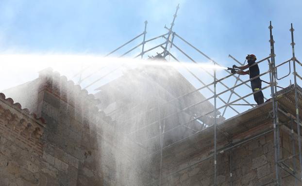 Un retén de bomberos vigila aún el santuario de Alconada un día después del incendio