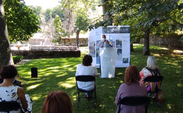 Dos guías turísticas adaptadas permiten visitar los jardines del Bosque de Béjar a personas con dificultad