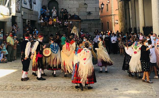 Bailes ante Nuestra Señora de las Nieves en Mogarraz y misa como únicos actos festivos