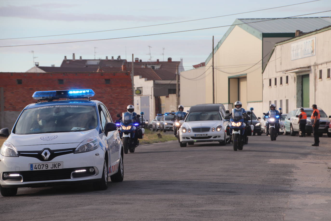 Llegada de la comitiva con el cuerpo del policía fallecido en Valladoild al tanatorio del Cuéllar
