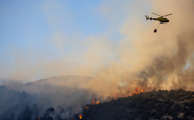 La UME se despliega en El Tiemblo frente a un incendio que presenta «mucha virulencia»