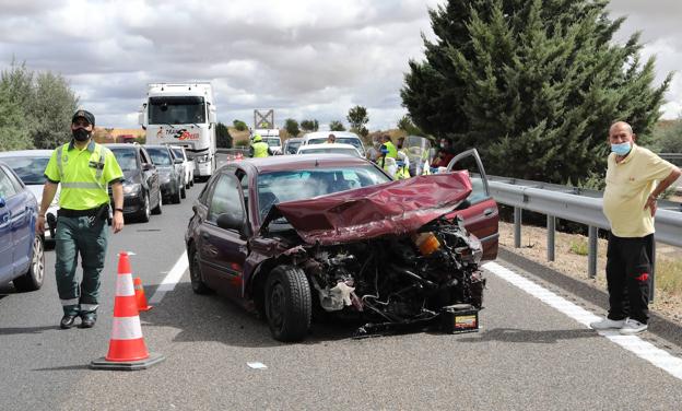 Dos personas heridas en un accidente con tres vehículos implicados en Villamuriel