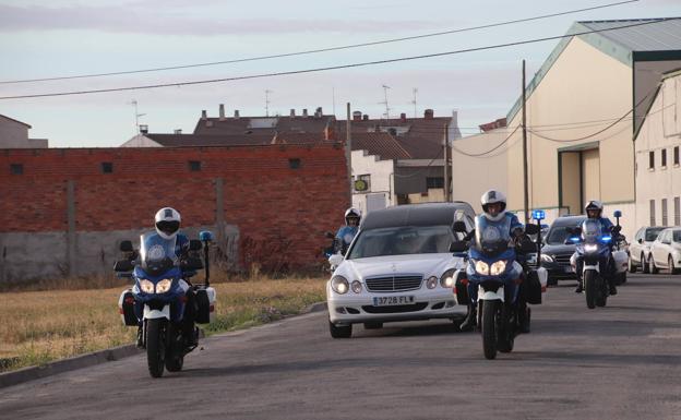 Unas cien personas esperaban en Cuéllar, entre lágrimas, los restos mortales de Luis Eduardo Izquierdo