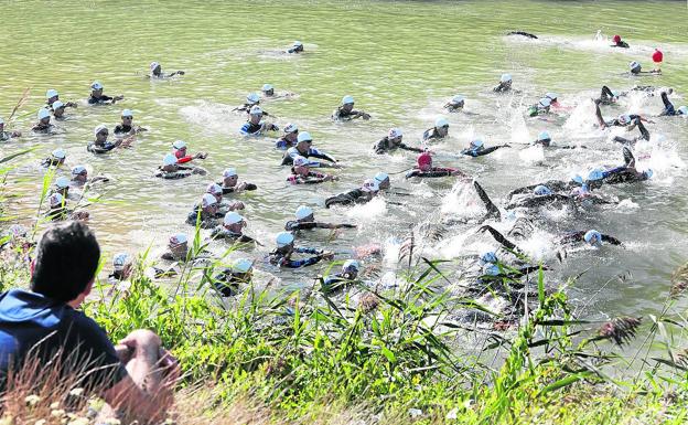 Jaime Izquierdo logra en Astudillo su segundo triunfo en el Circuito de Triatlón