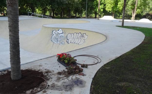 El grafitero más activo de Valladolid afea el 'skate park' de La Rosaleda antes de su apertura