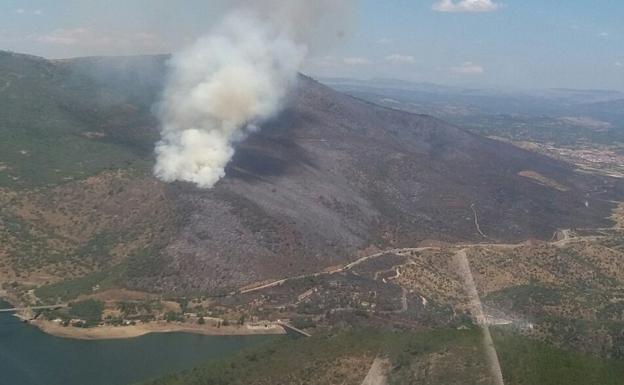 Una reproducción en el incendio de El Tiemblo provoca la reactivación de cuatro medios aéreos