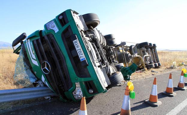 El vuelco de un camión obliga a cortar un acceso a la SG-20