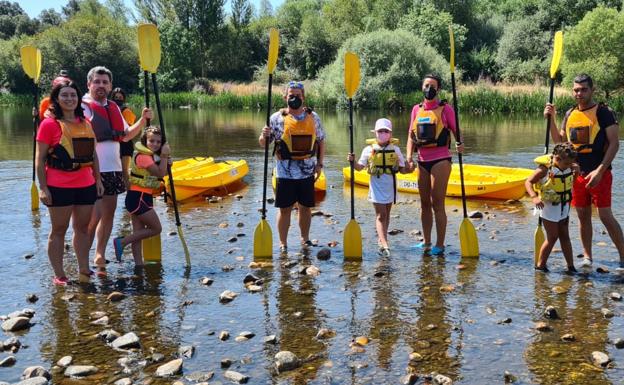 80 personas repartidas en 10 turnos realizan piragüismo por el río Tormes en Juzbado