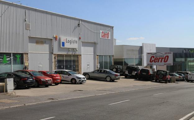 Excavan dos butrones para robar cartones de tabaco en una nave industrial del polígono del Cerro