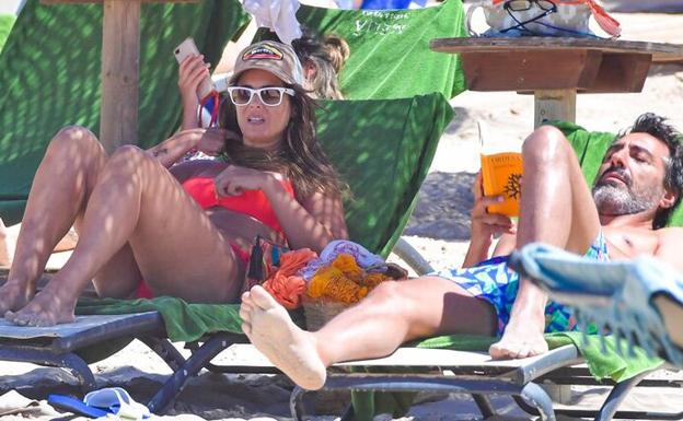 Nuria Roca y Juan del Val eligen las playas de Cádiz para sus vacaciones