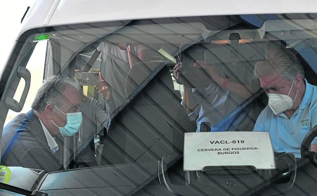 Aguilar estrena el bono rural de transporte gratis para los vecinos de 87 pueblos