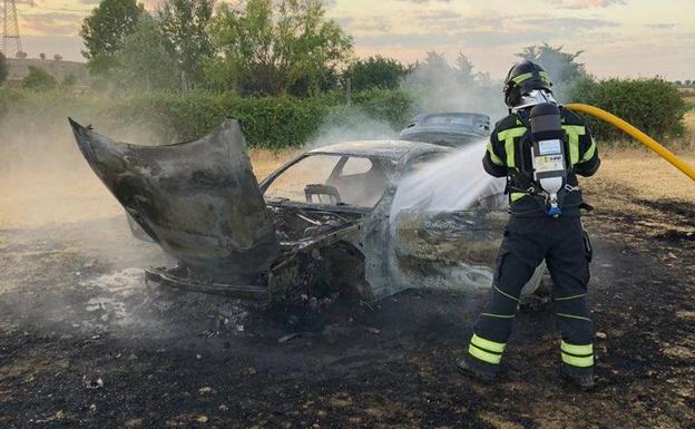 La banda del BMW quema otro coche robado en Aldeamayor, el quinto en el último mes