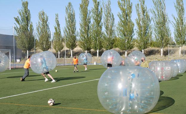 El I Torneo de Fútbol Burbuja abre la IV Semana de la Juventud en Carbajosa de la Sagrada