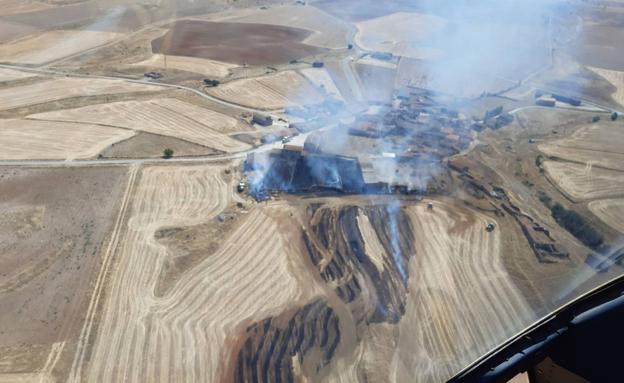 Un tren que hacía pruebas de frenado provoca un incendio en Ávila con tres focos