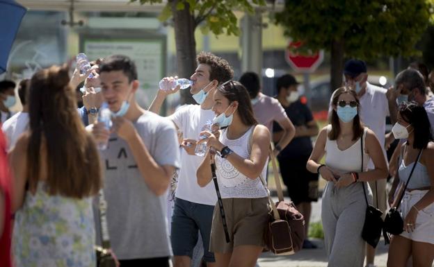 Atendidos varios jóvenes afectados por el calor cuando esperaban a vacunarse en Valladolid