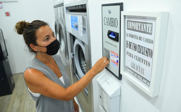 La Policía de Valladolid busca a un encapuchado que asalta lavanderías de autoservicio