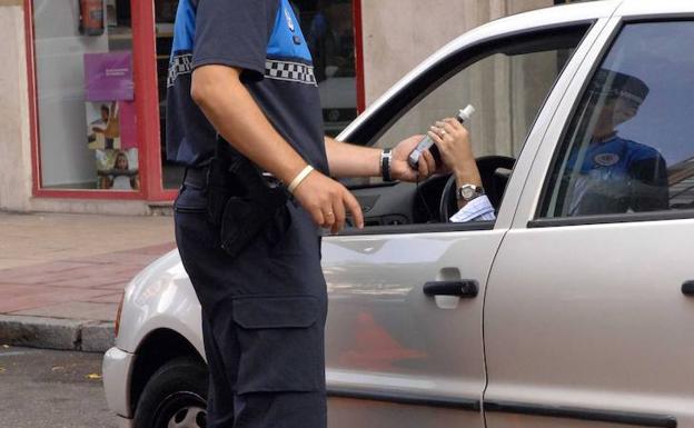 Denuncian a un conductor en León que cuadriplicaba la tasa de alcohol