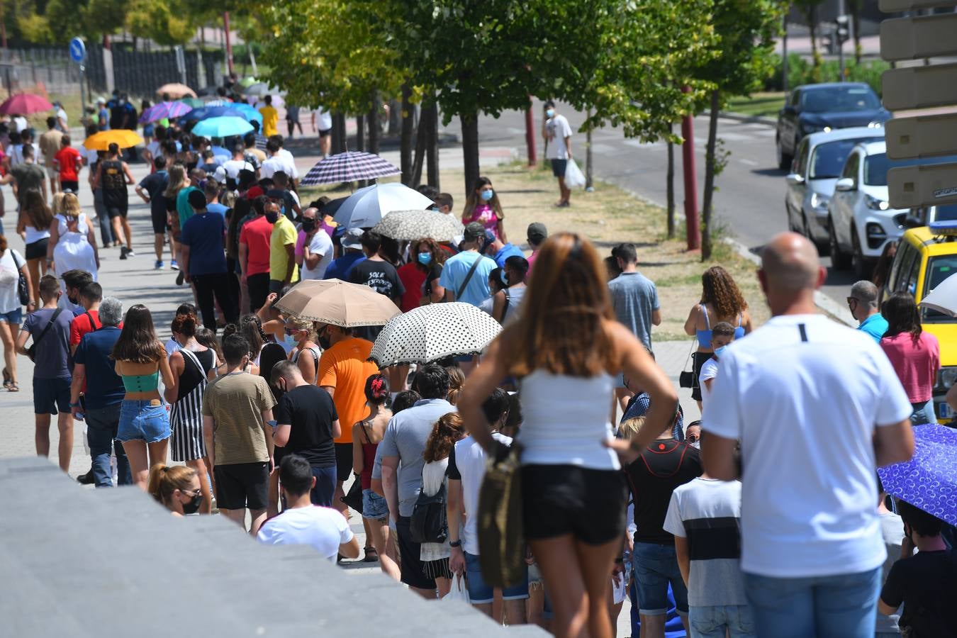 Colas de vacunación contra la covid en Valladolid bajo un intenso calor