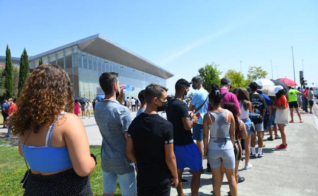 La «falta de respeto a las convocatorias» provoca colas de dos horas para vacunarse