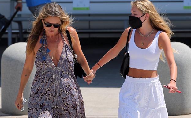 Kate Moss y su hija Lila Grace pasean felices por Ibiza