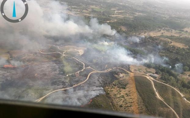 El incendio de El Raso provoca el desalojo de algunas viviendas próximas al fuego
