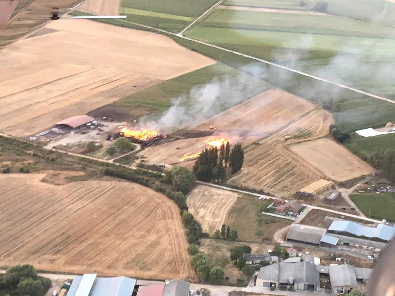 Tres incendios en explotaciones agrícolas de Bustillo de la Vega, Paredes y Espinosa de Cerrato