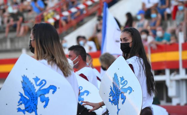 Caballeros y damas perpetúan a Fernando de Antequera en la feria renacentista de Medina