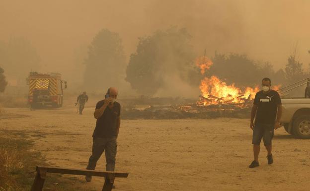 El perímetro del incendio de Navalacruz alcanza los 40 kilómetros