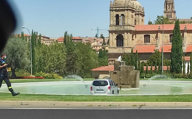 Termina con su coche en la fuente de la glorieta de Vettones y Vacceos tras saltarse la mediana