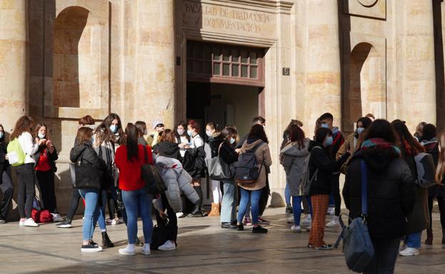 Más de 29.000 estudiantes, casi la mitad universitarios, recibieron alguna beca