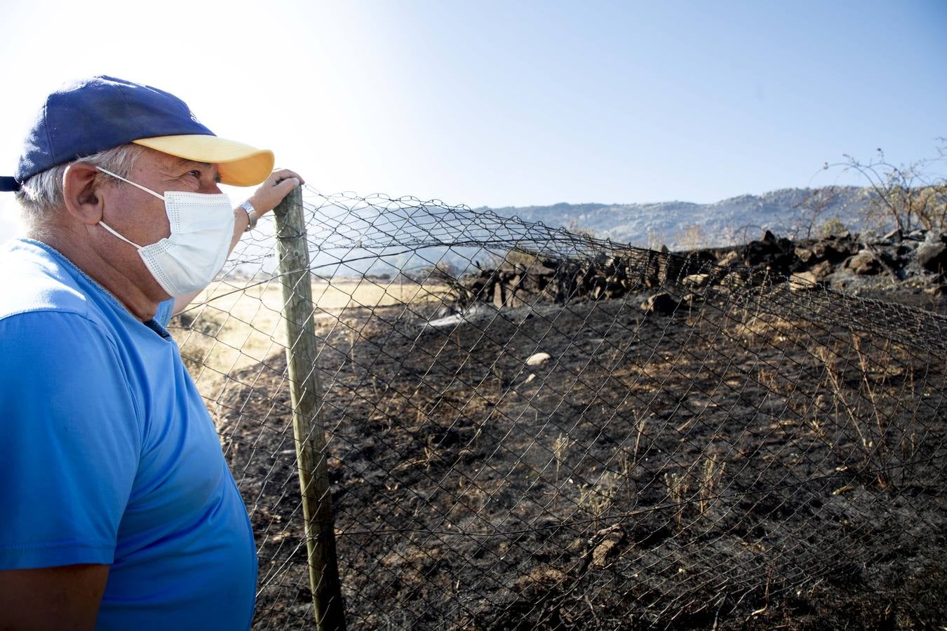 Los vecinos desalojados por el incendio de Navalacruz regresan a sus casas