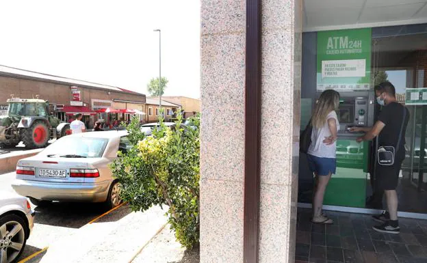 La banca deja sin cajero automático en Palencia a más de 23.000 vecinos de 162 localidades