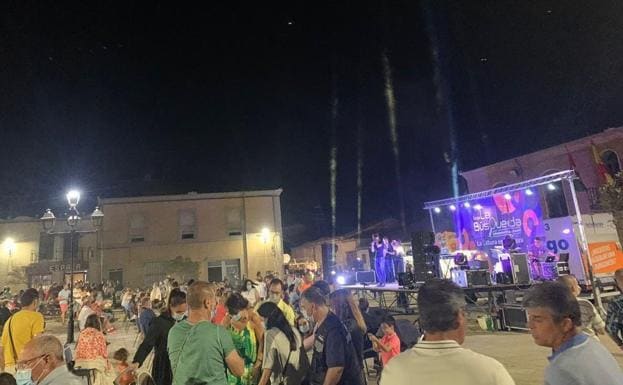 El grupo 'La Búsqueda' pone banda sonora a la noche festiva de Cantalpino