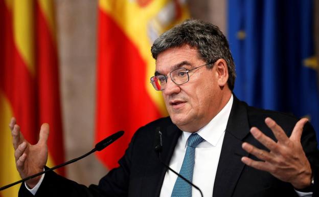 Escrivá reconoce por carta a Igea que el arraigo laboral es «clave» para la integración de inmigrantes en el medio rural