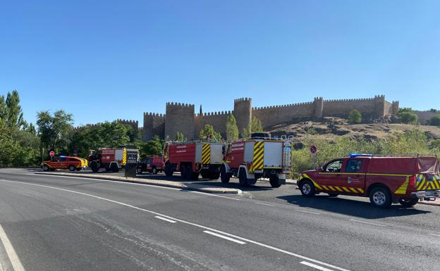 Bomberos de Diputación de Salamanca colaboran en las labores de extinción del incendio de Navalacruz