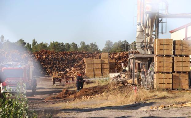 Un pequeño incendio en una empresa de aserrío hace saltar las alarmas en Cuéllar