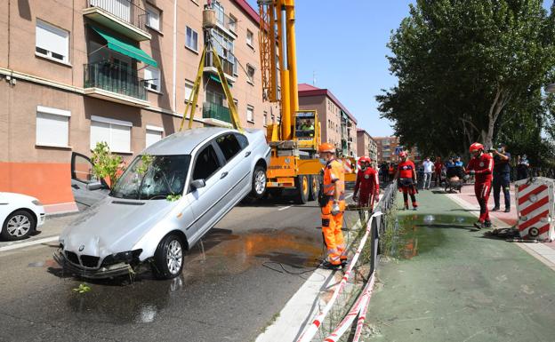 El conductor del coche que cayó al río en Valladolid deberá pagar al menos mil euros por las grúas