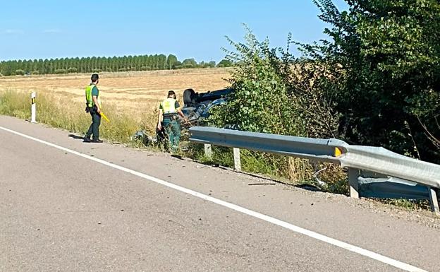 Muere un hombre de 77 años al salirse su vehículo de la vía en San Esteban de Gormaz