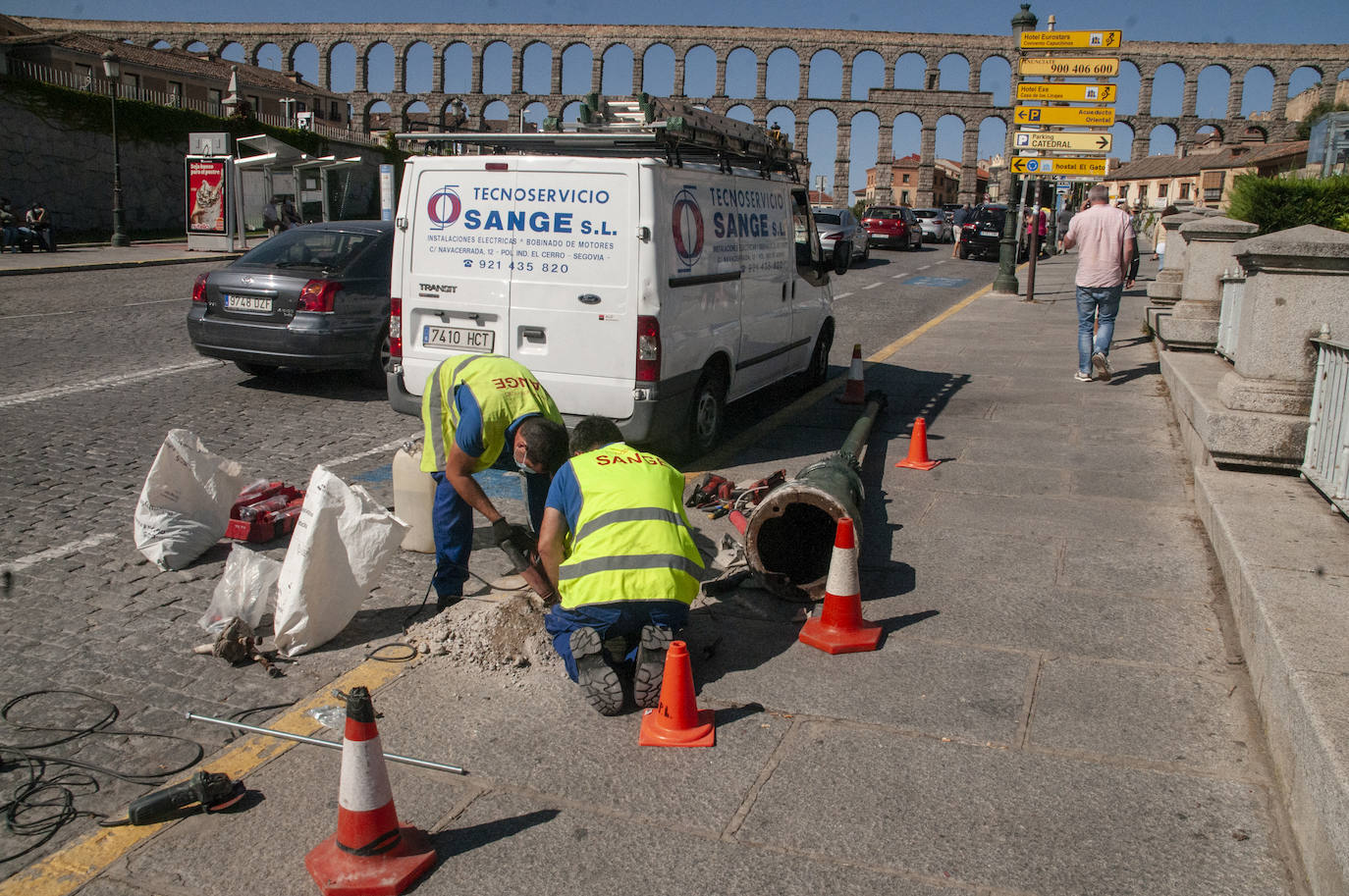 La Policía Local investiga el derribo de madrugada de una farola en Vía Roma