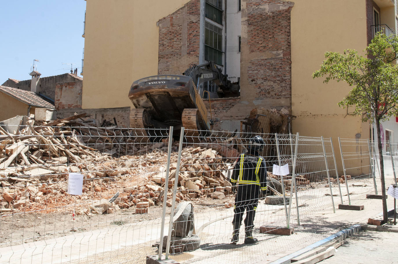 Una excavadora en plena demolición se empotra contra un edificio en Segovia
