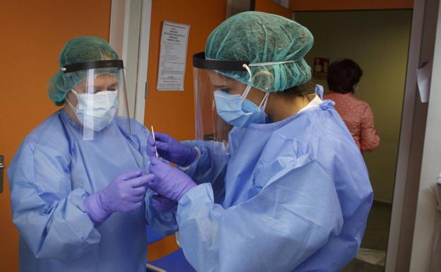 Satse pide que se valore la administración de una tercera dosis de la vacuna de la covid a los sanitarios