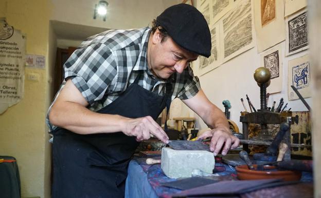 El artesano de Rioseco que construye relojes de pared